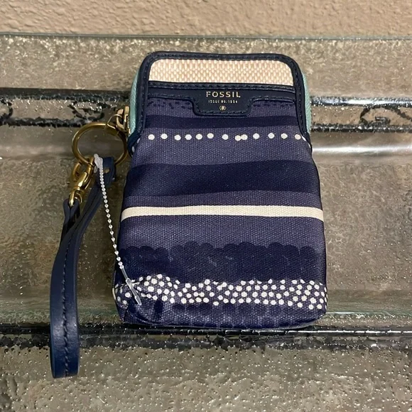 Fossil wristlet, phone holder, and credit cards - Picture 1 of 5